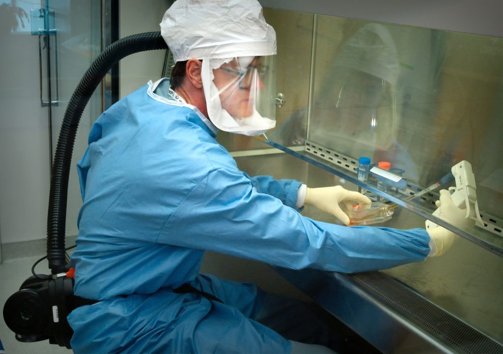 Onemocněním se nakazilo 25 pracovníků v laboratoři a dalších šest lidí Kam se hrabe koronavirus: 5 nejnebezpečnějších virů planety