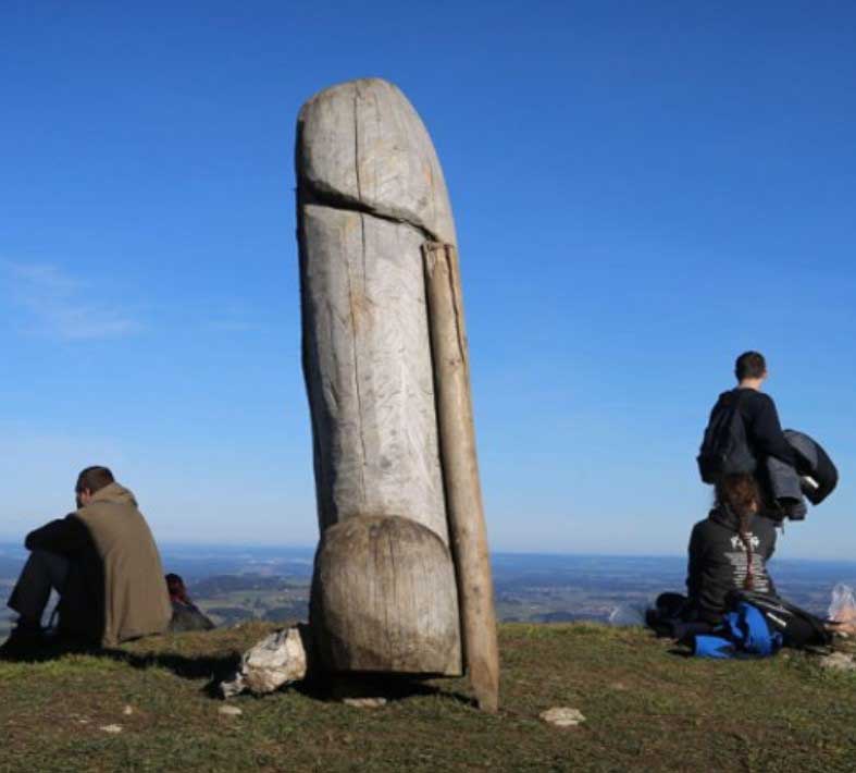Dřevěná socha falus na vrcholu hory Grunter