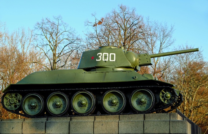 military-army-vehicle-weapon-memorial-berlin-1190417-pxhere.com